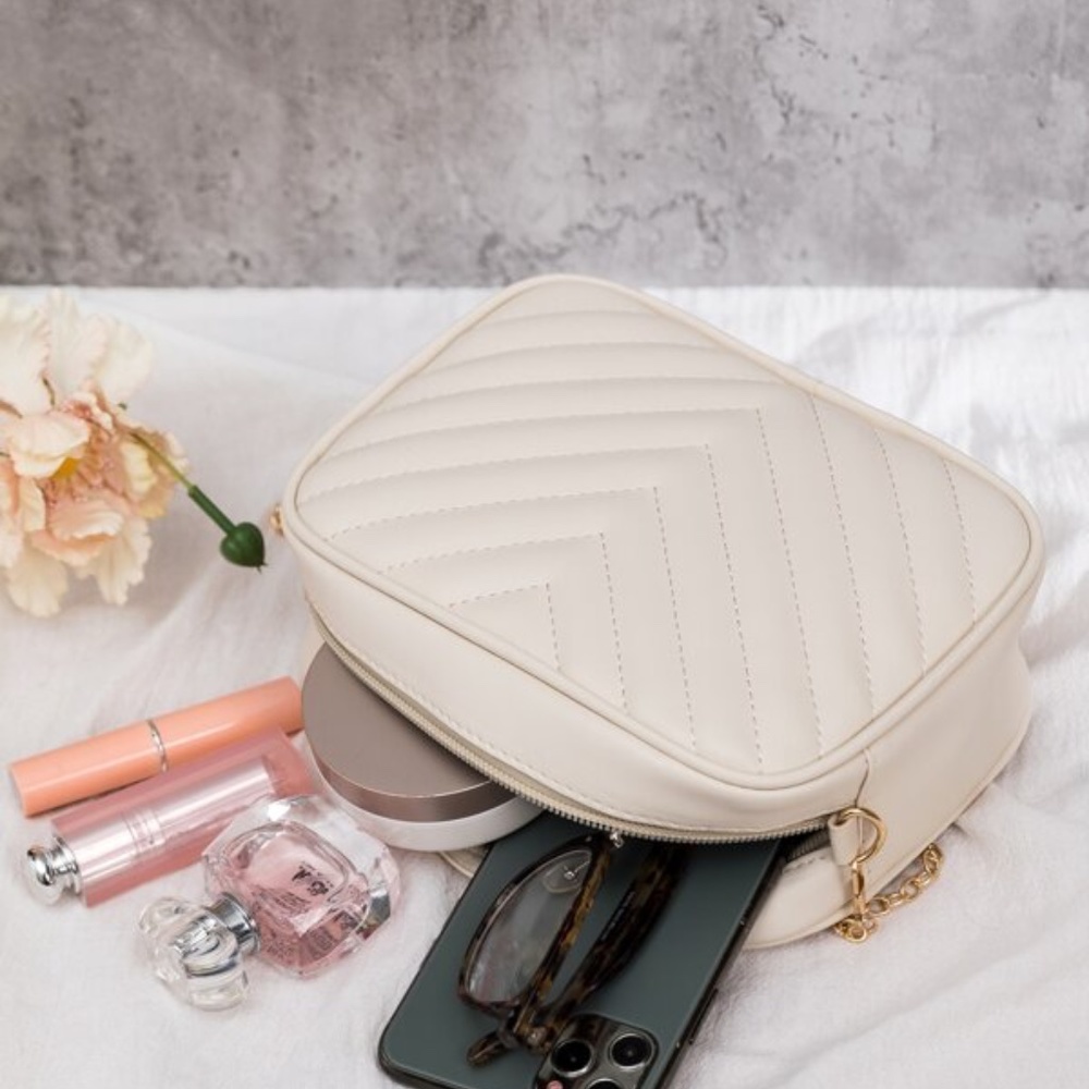 Luxe Vegan leather Quilted Chain Crossbody bag - Picture 2 of 4